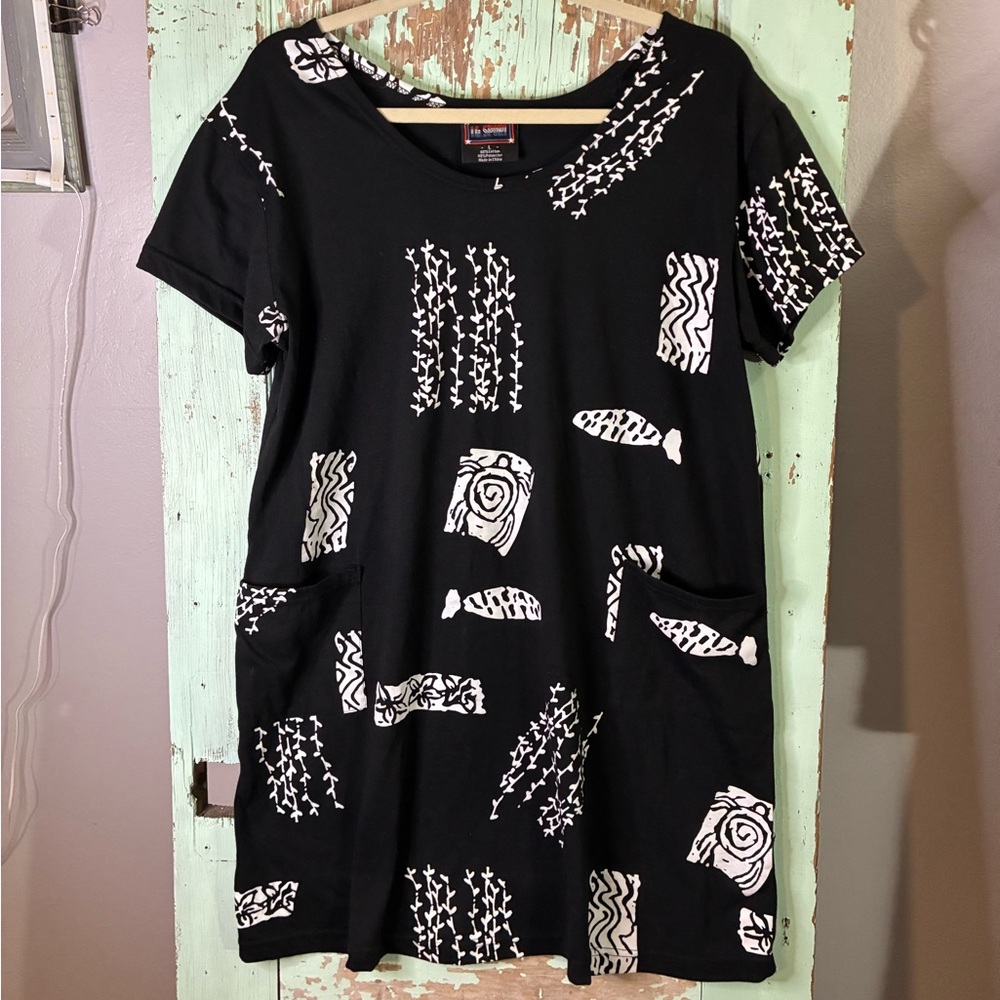 Women’s IG Sport black and white island beach print t-shirt